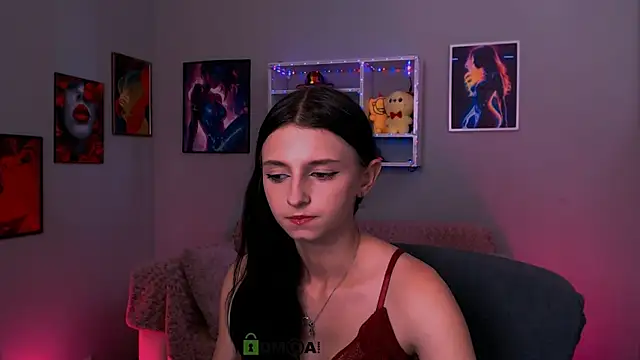 Snapshot of caroline_honeyy chatting on 06/11/26, 12:47 caroline honeyy online show from 06/11/26, 12:47