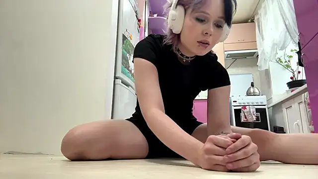 Snapshot of CuteLilit chatting on 05/17/26, 02:13 CuteLilit online show from 05/17/26, 02:13
