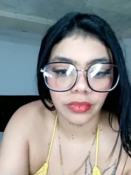 Snapshot of luxuryluna chatting on 06/30/26, 01:50 luxuryluna online show from 06/30/26, 01:50