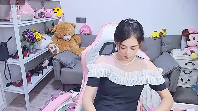 Snapshot of QinQin-888 chatting on 07/14/26, 12:33 QinQin-888 online show from 07/14/26, 12:33