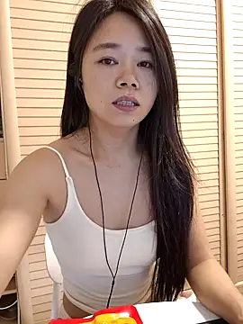 Snapshot of yueyue_99 chatting on 05/27/26, 03:09 yueyue 99 online show from 05/27/26, 03:09