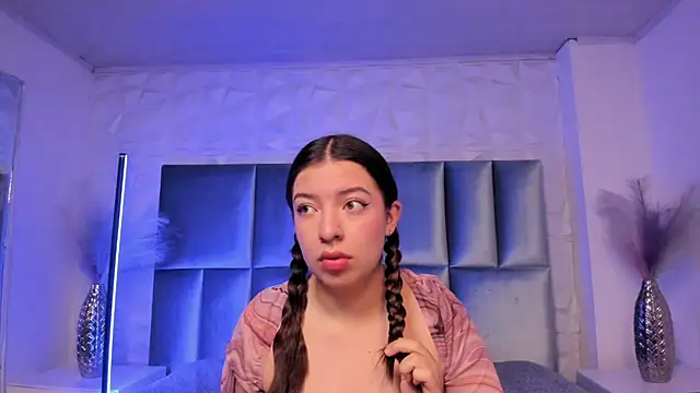 Snapshot of Sara_Deen chatting on 05/27/26, 12:02 Sara Deen online show from 05/27/26, 12:02