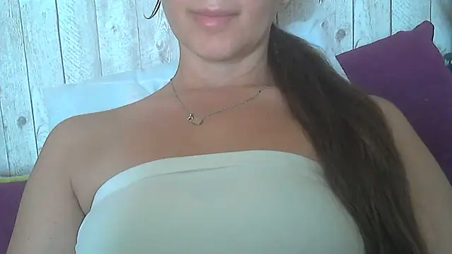 Snapshot of Bella--White chatting on 06/05/26, 06:52 Bella--White online show from 06/05/26, 06:52