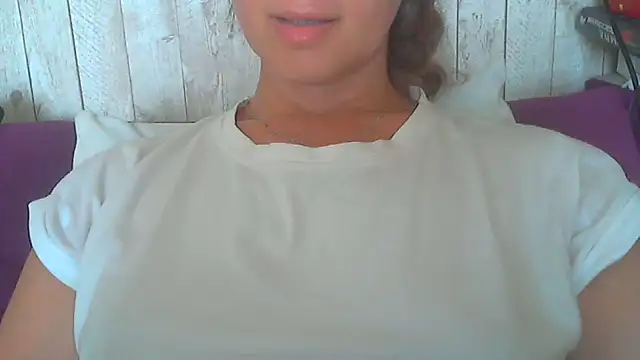 Snapshot of Bella--White chatting on 06/09/26, 08:04 Bella--White online show from 06/09/26, 08:04
