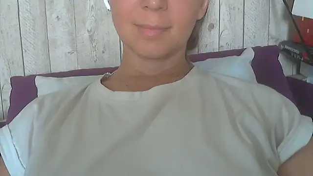 Snapshot of Bella--White chatting on 06/10/26, 05:18 Bella--White online show from 06/10/26, 05:18