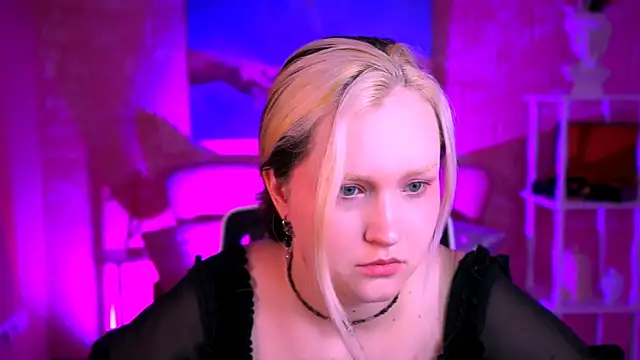 Snapshot of ViolettWoods chatting on 06/15/26, 06:15 ViolettWoods online show from 06/15/26, 06:15