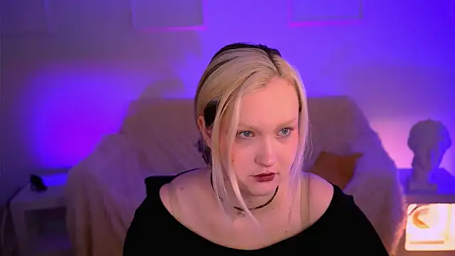 Snapshot of ViolettWoods chatting on 06/17/26, 06:27 ViolettWoods online show from 06/17/26, 06:27
