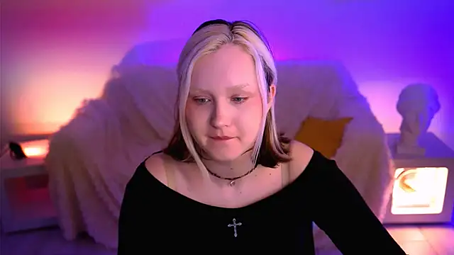 Snapshot of ViolettWoods chatting on 06/18/26, 04:13 ViolettWoods online show from 06/18/26, 04:13
