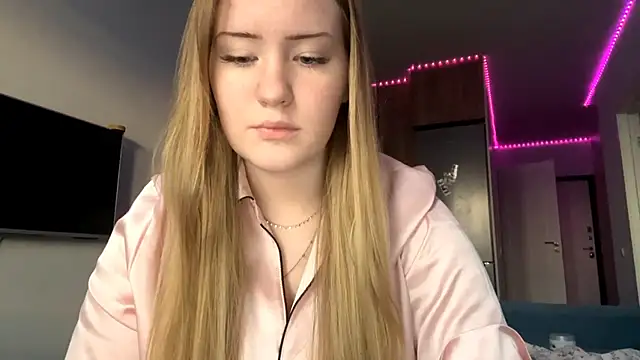 Snapshot of Lisi_Kiss_ chatting on 05/17/26, 05:42 Lisi Kiss online show from 05/17/26, 05:42