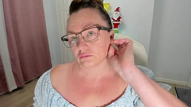 Snapshot of Vika73 chatting on 12/04/24, 12:25 Vika73 online show from 12/04/24, 12:25