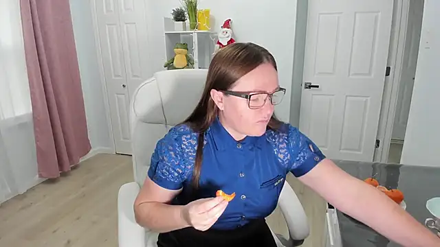 Snapshot of Vika73 chatting on 12/16/24, 03:00 Vika73 online show from 12/16/24, 03:00