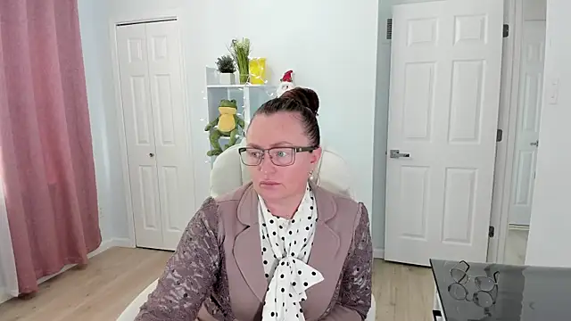 Snapshot of Vika73 chatting on 12/18/24, 04:17 Vika73 online show from 12/18/24, 04:17