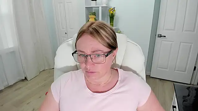 Snapshot of Vika73 chatting on 03/17/25, 07:15 Vika73 online show from 03/17/25, 07:15