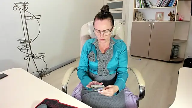 Snapshot of Vika73 chatting on 11/11/25, 12:38 Vika73 online show from 11/11/25, 12:38