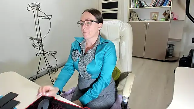 Snapshot of Vika73 chatting on 11/14/25, 04:11 Vika73 online show from 11/14/25, 04:11