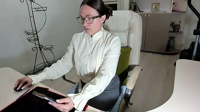 Snapshot of Vika73 chatting on 11/14/25, 04:17 Vika73 online show from 11/14/25, 04:17