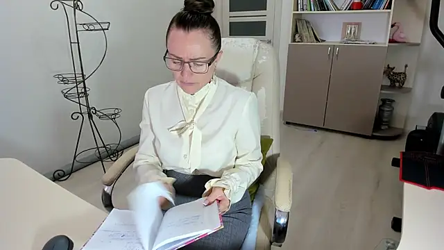 Snapshot of Vika73 chatting on 11/16/25, 11:16 Vika73 online show from 11/16/25, 11:16