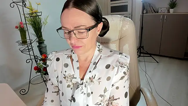 Snapshot of Vika73 chatting on 11/30/25, 06:50 Vika73 online show from 11/30/25, 06:50