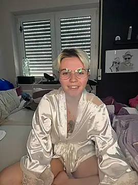 Snapshot of HannahFoxxx chatting on 05/18/26, 10:32 HannahFoxxx online show from 05/18/26, 10:32