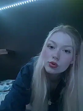 Snapshot of Venin-rose chatting on 05/18/26, 10:37 Venin-rose online show from 05/18/26, 10:37