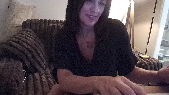 Snapshot of desperatelyseeking chatting on 06/02/26, 02:57 desperatelyseeking online show from 06/02/26, 02:57