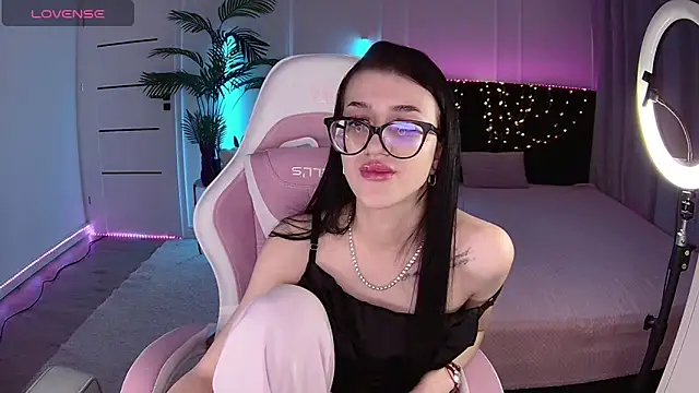 Snapshot of Ariella_Me chatting on 05/26/26, 06:42 Ariella Me online show from 05/26/26, 06:42