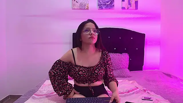 Snapshot of Samantha__Velvet chatting on 05/27/26, 12:40 Samantha Velvet online show from 05/27/26, 12:40
