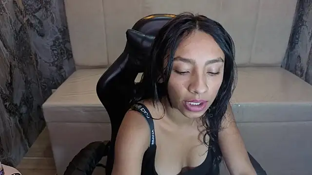 Snapshot of Adarasuri_v chatting on 06/27/26, 03:22 Adarasuri v online show from 06/27/26, 03:22