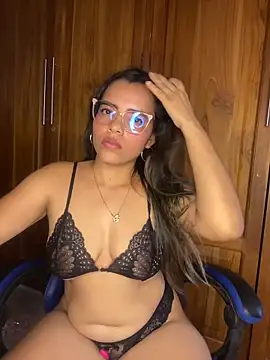Snapshot of Estrella_em chatting on 05/21/26, 09:00 Estrella em online show from 05/21/26, 09:00