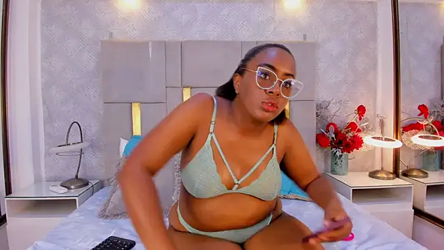 Snapshot of ZoeBrowns chatting on 05/27/26, 12:02 ZoeBrowns online show from 05/27/26, 12:02