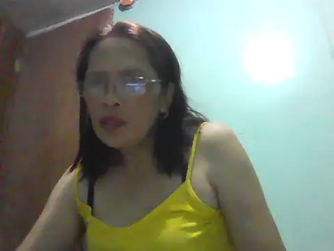 Snapshot of momshe2026 chatting on 05/20/26, 01:17 momshe2026 online show from 05/20/26, 01:17
