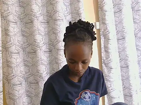 Snapshot of Petitemissy chatting on 05/25/26, 01:17 Petitemissy online show from 05/25/26, 01:17