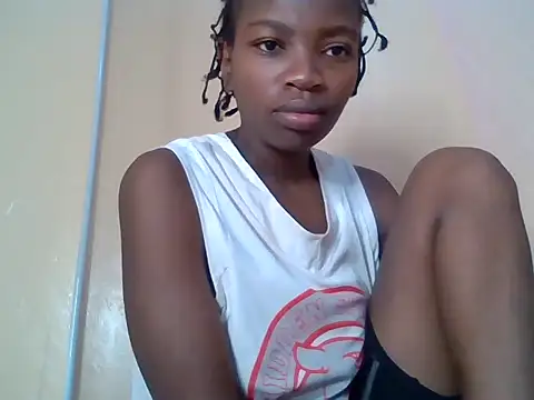 Snapshot of aliana082169 chatting on 07/13/26, 05:43 aliana082169 online show from 07/13/26, 05:43