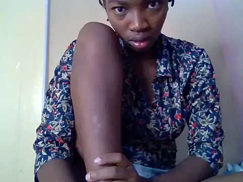 Snapshot of aliana082169 chatting on 07/14/26, 04:39 aliana082169 online show from 07/14/26, 04:39