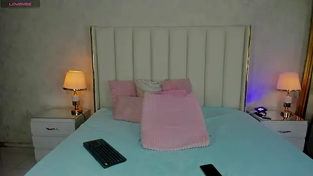 Snapshot of KaylaDavies chatting on 06/19/26, 08:34 KaylaDavies online show from 06/19/26, 08:34