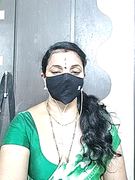 Snapshot of Leela_555 chatting on 05/29/26, 02:04 Leela 555 online show from 05/29/26, 02:04