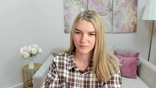 Snapshot of RoxyReignn chatting on 07/15/26, 09:31 RoxyReignn online show from 07/15/26, 09:31