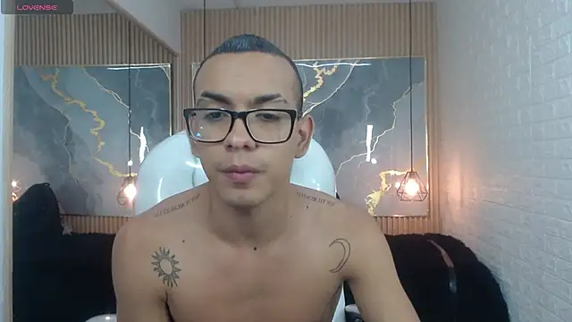 Snapshot of maximiliano_hotdevil chatting on 05/25/26, 05:02 maximiliano hotdevil online show from 05/25/26, 05:02