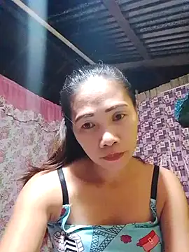 Snapshot of hotmom_lyn chatting on 05/30/26, 05:43 hotmom lyn online show from 05/30/26, 05:43