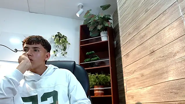 Snapshot of Ryan_grayx chatting on 05/27/26, 02:36 Ryan grayx online show from 05/27/26, 02:36