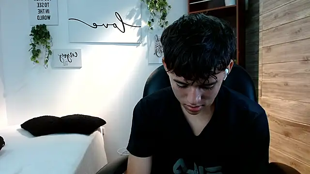 Snapshot of Ryan_grayx chatting on 06/19/26, 02:43 Ryan grayx online show from 06/19/26, 02:43