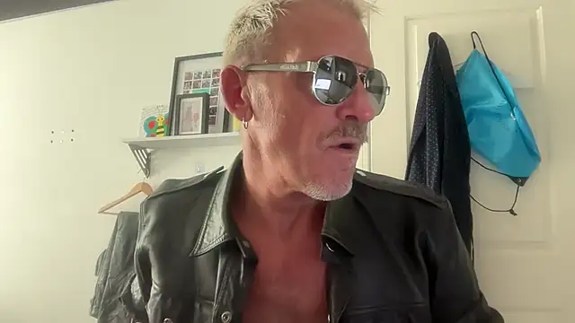 Snapshot of NottsLeather chatting on 07/11/26, 04:43 NottsLeather online show from 07/11/26, 04:43