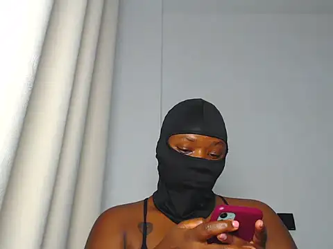 Snapshot of Ebony_heat chatting on 05/27/26, 07:00 Ebony heat online show from 05/27/26, 07:00