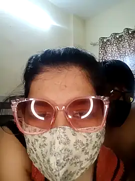 Snapshot of Desii_Couple69 chatting on 05/29/26, 08:34 Desii Couple69 online show from 05/29/26, 08:34