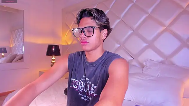 Snapshot of MarcoDeluxxe chatting on 05/29/26, 11:52 MarcoDeluxxe online show from 05/29/26, 11:52