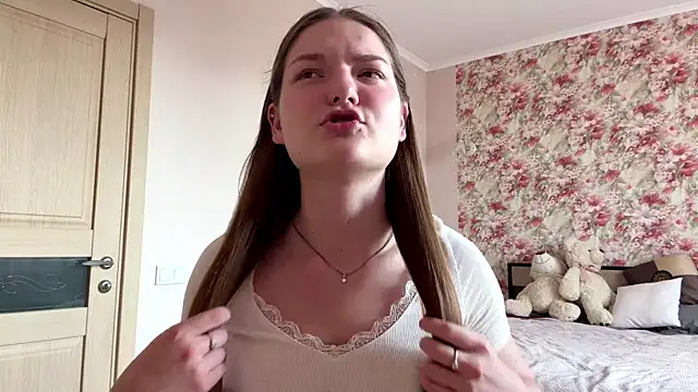 Snapshot of lizzzanatooo chatting on 06/15/26, 03:03 lizzzanatooo online show from 06/15/26, 03:03
