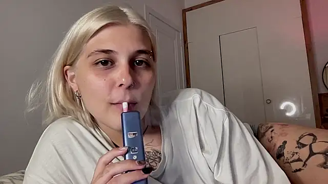 Snapshot of Ella_Bloom chatting on 07/14/26, 06:24 Ella Bloom online show from 07/14/26, 06:24
