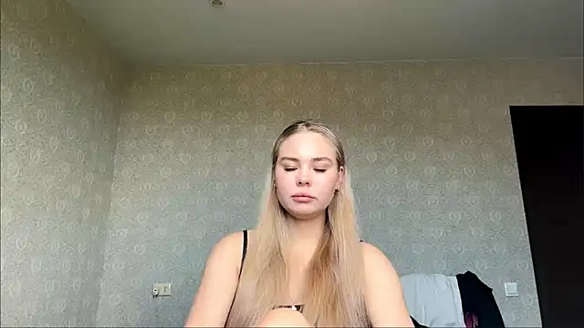 Snapshot of Cary_blonde chatting on 06/15/26, 06:04 Cary blonde online show from 06/15/26, 06:04