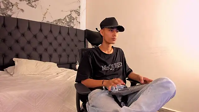 LucasJhonson  online show from 06/10/26, 04:34