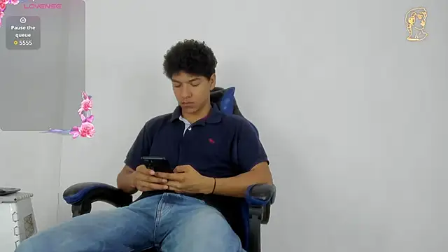 Snapshot of Maximiliano_Young chatting on 06/27/26, 12:44 Maximiliano Young online show from 06/27/26, 12:44